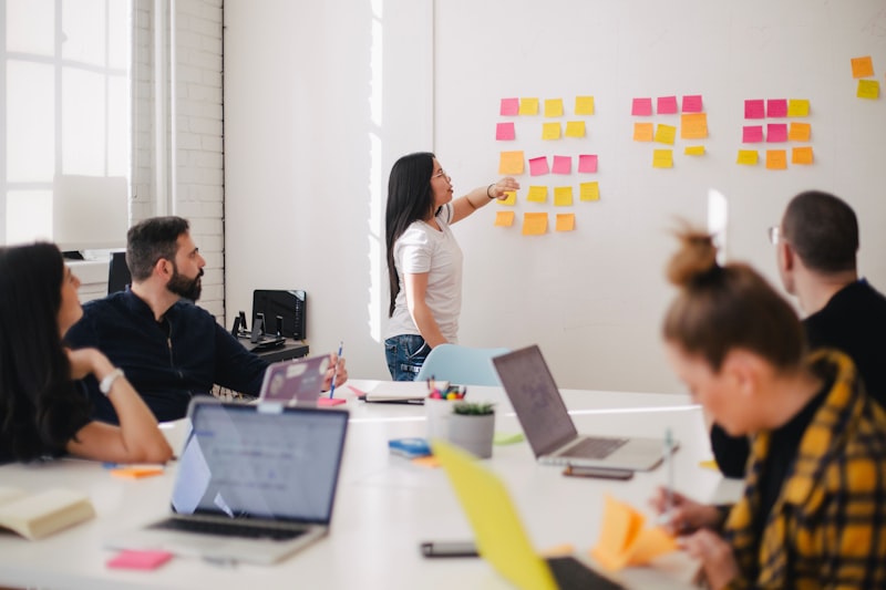 Équipe qui collabore et se soutient