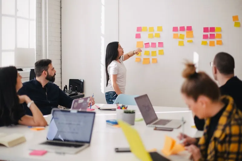 Équipe qui collabore et se soutient